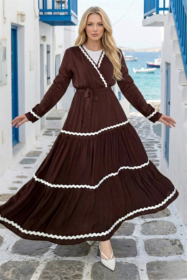 Beyaz dalgalı şerit detaylı, kuşaklı, uzun kollu kahverengi kruvaze yaka kat kat elbise.