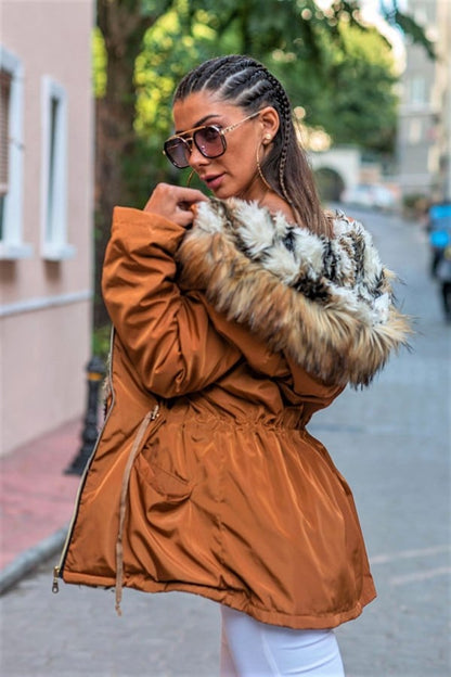 Kahverengi Kürk Kapüşonlu İçi Kürklü Beli Büzgülü Su Geçirmez Mont