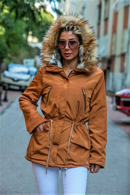 Kahverengi Kürk Kapüşonlu İçi Kürklü Beli Büzgülü Su Geçirmez Mont