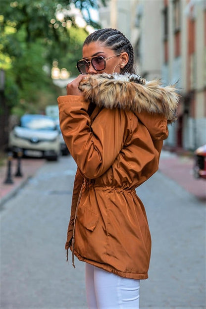 Kahverengi Kürk Kapüşonlu İçi Kürklü Beli Büzgülü Su Geçirmez Mont