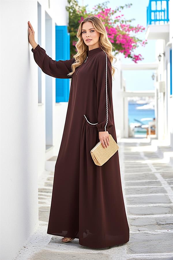 Kahverengi, fermuarlı, cepli ve beyaz nakış detaylı uzun viskon elbise.