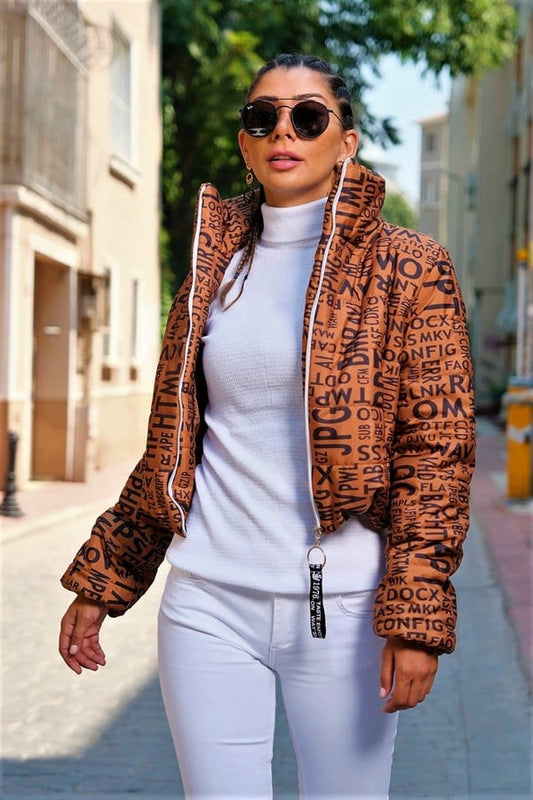 Kahverengi üzerine siyah yazılı, dik yakalı, kısa ve su geçirmez şişme mont.