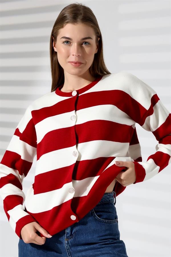 Kırmızı beyaz çizgili, düğmeli ve uzun kollu klasik triko hırka.