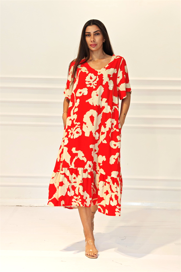 Kırmızı üzerine krem rengi desenli, V yaka, cepli ve etek ucu fırfırlı midi elbise.