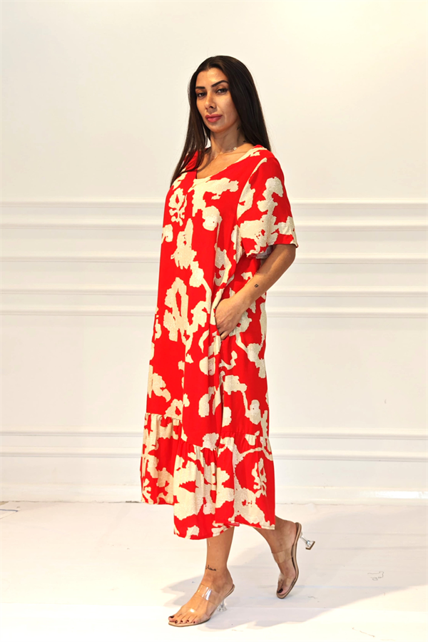 Kırmızı üzerine krem desenli, V yaka, cepli ve etek ucu fırfırlı midi boy viskon elbise.