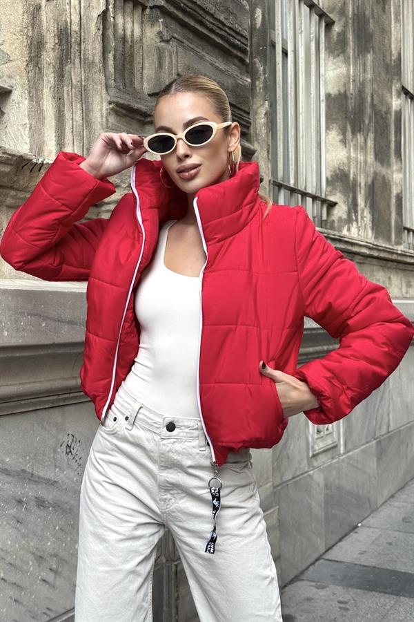 Kırmızı Sırtı Taş Baskılı Dik Yaka Kısa Şişme Mont