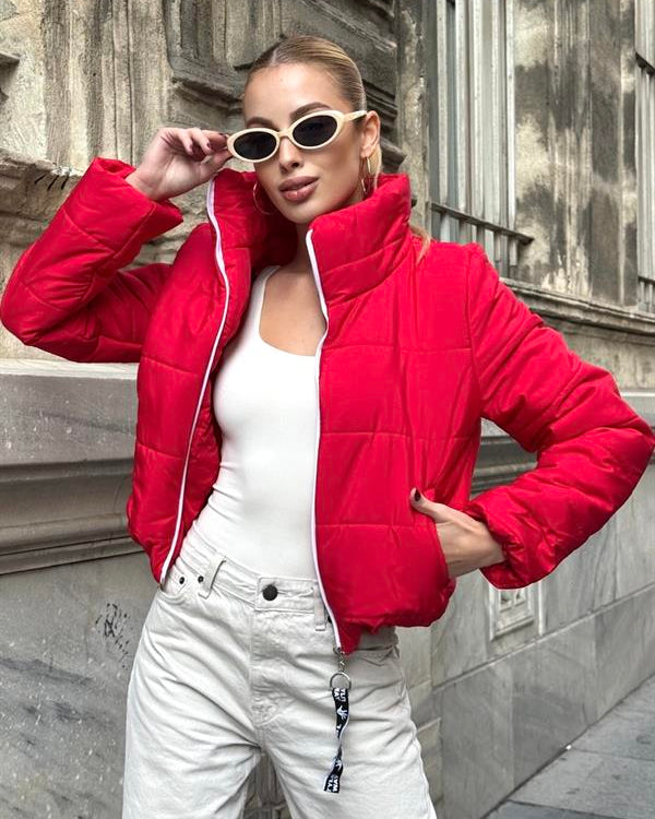 Kırmızı Sırtı Taş Baskılı Dik Yaka Kısa Şişme Mont