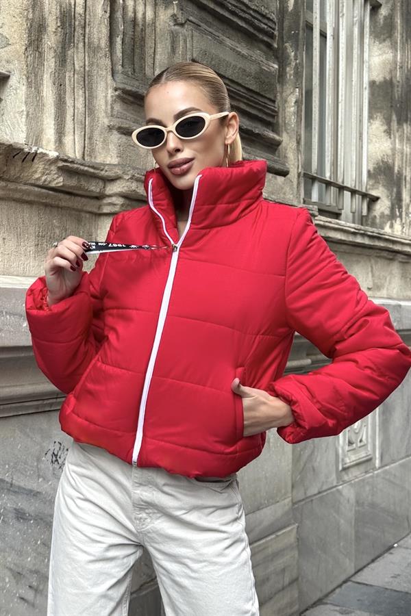 Beyaz fermuarlı dik yakalı kırmızı kısa şişme mont.