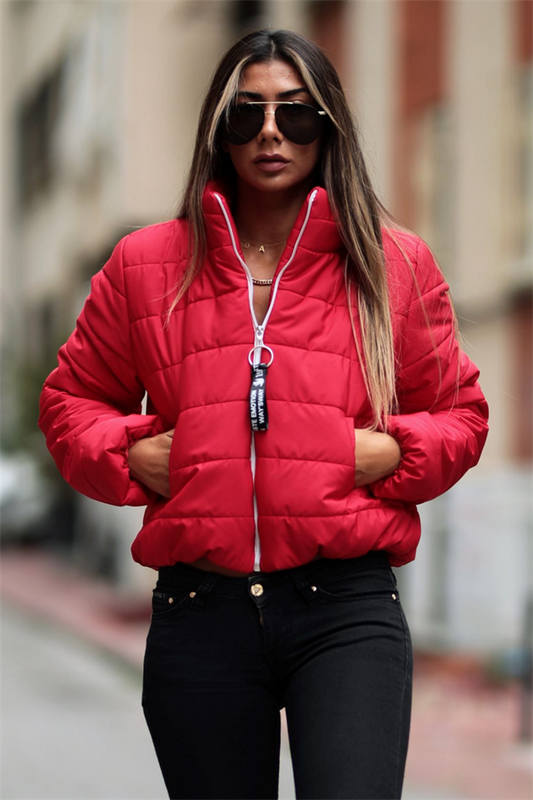 Kırmızı dik yaka, fermuarlı ve kısa kesim şişme mont.