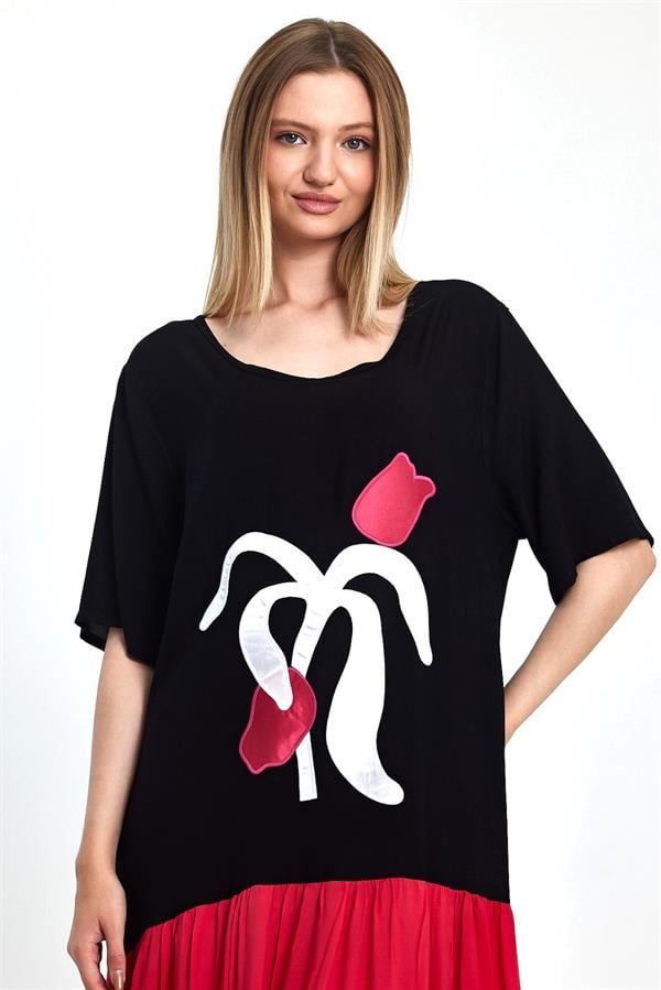 Kırmızı siyah garnili, kayık yakalı, kısa kollu ve lale aplikeli uzun viskon elbise.