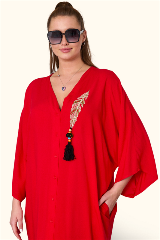Kırmızı, V yaka, tüy nakışlı, boncuklu ve cepli oversize uzun viskon elbise.