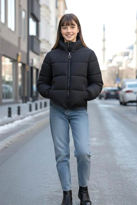 Kız çocuk için dik yakalı, siyah renkli, şişme mont.