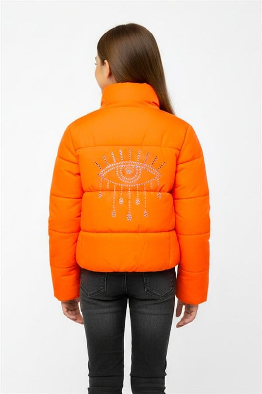 Sırtında taş işlemeli göz detayı bulunan turuncu renkli kız çocuk şişme mont.