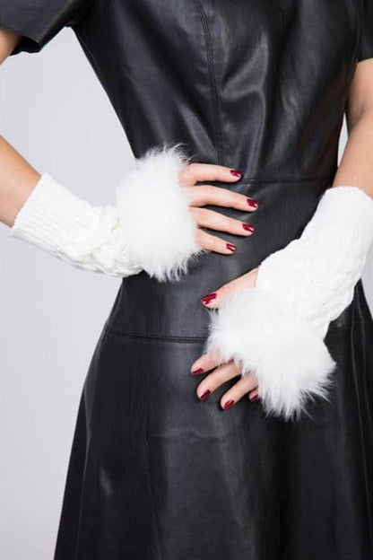 Beyaz yapay kürk detaylı, örgü dokulu parmaksız yün eldiven.