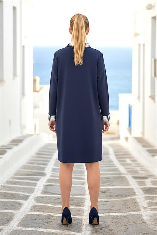 Sırtı dönük, lacivert renkli, uzun kollu ve çizgili yaka detaylı diz boyu elbise.