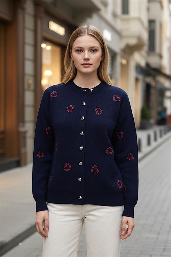 Kırmızı kalp nakışlı, düğmeli, lacivert triko hırka.
