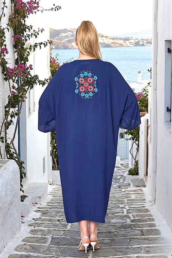 Sırtında çiçek nakışı bulunan, lacivert renkli, oversize kesim uzun viskon gömlek elbise.