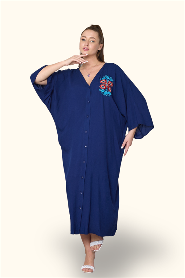 Lacivert, V yaka, göğüs kısmında çiçek nakışları bulunan, cepli ve oversize uzun gömlek elbise.