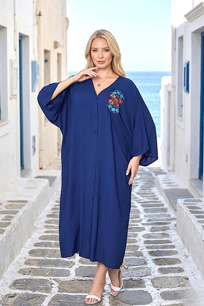 Lacivert, V yaka, göğüs kısmında çiçek nakışları bulunan, oversize kesim uzun viskon elbise.