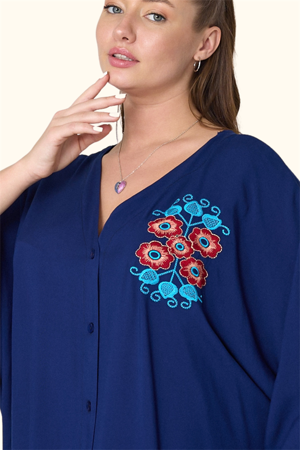 Lacivert V yaka, göğüs kısmında renkli çiçek nakışları bulunan oversize uzun gömlek elbise.