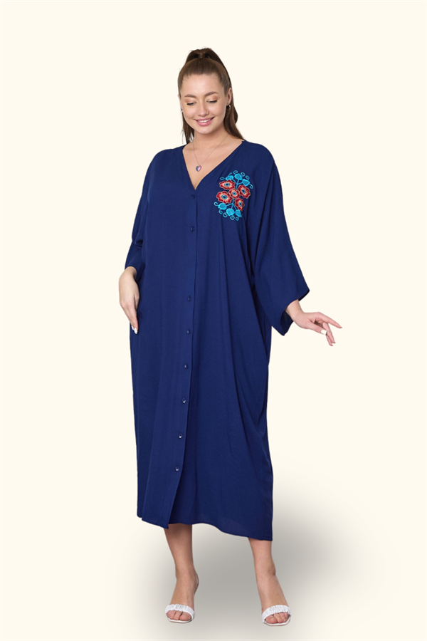 Lacivert, V yaka, göğüs kısmında çiçek nakışları bulunan, cepli ve oversize uzun gömlek elbise.