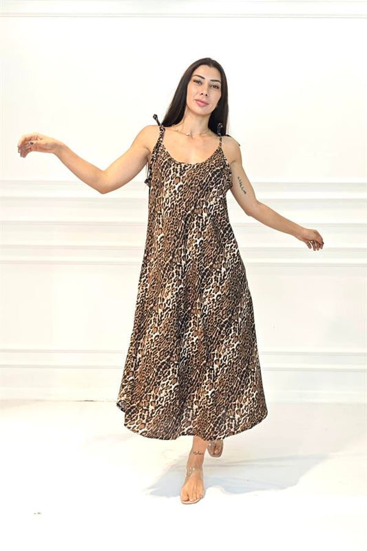 Leopar desenli, ince askılı ve uzun viskon elbise.