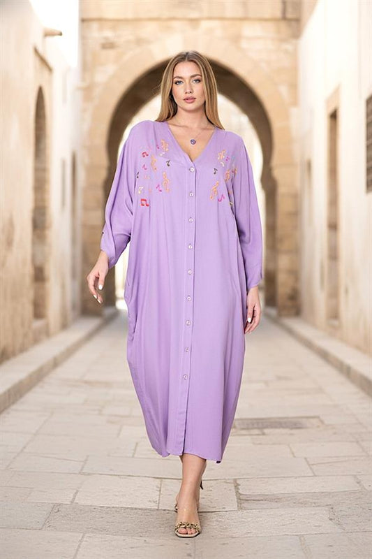 Lila renkli, V yaka, önü nota nakışlı, cepli ve oversize uzun gömlek elbise.