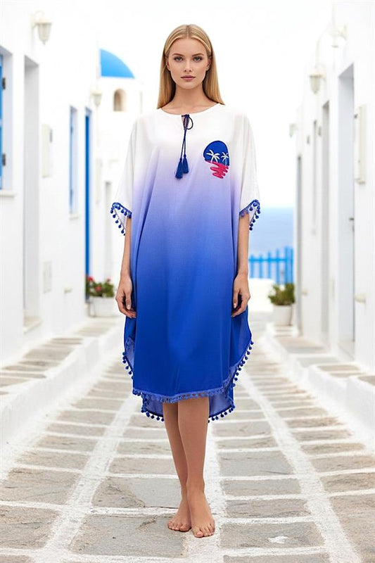 Beyazdan maviye geçişli, aplike nakışlı, yarasa kollu ve ponpon detaylı kısa viskon elbise.