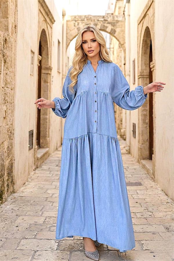 Mavi renkli, balon kollu, önden düğmeli ve tensel kumaştan üretilmiş uzun elbise.