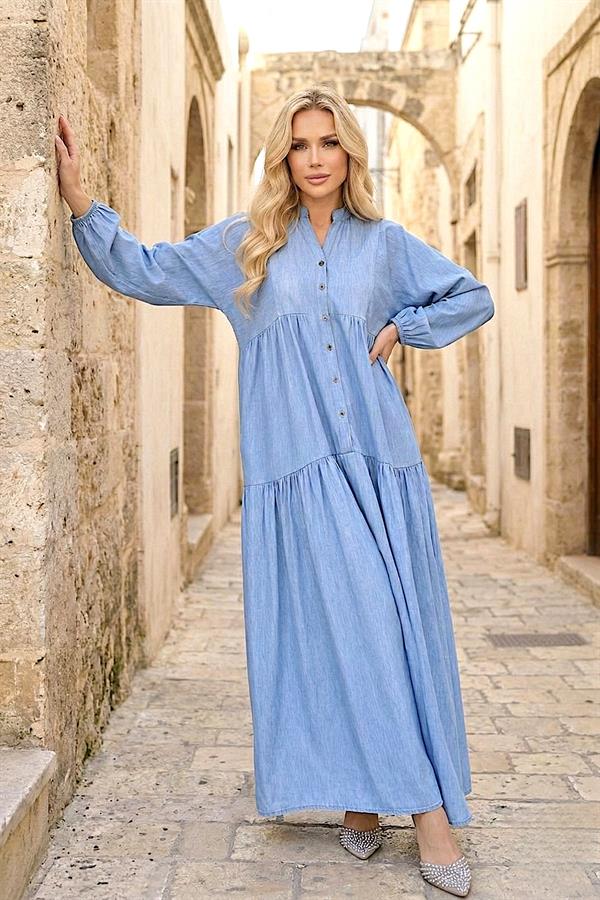 Önden düğmeli, balon kollu, açık mavi renkli, tensel kumaştan uzun elbise.