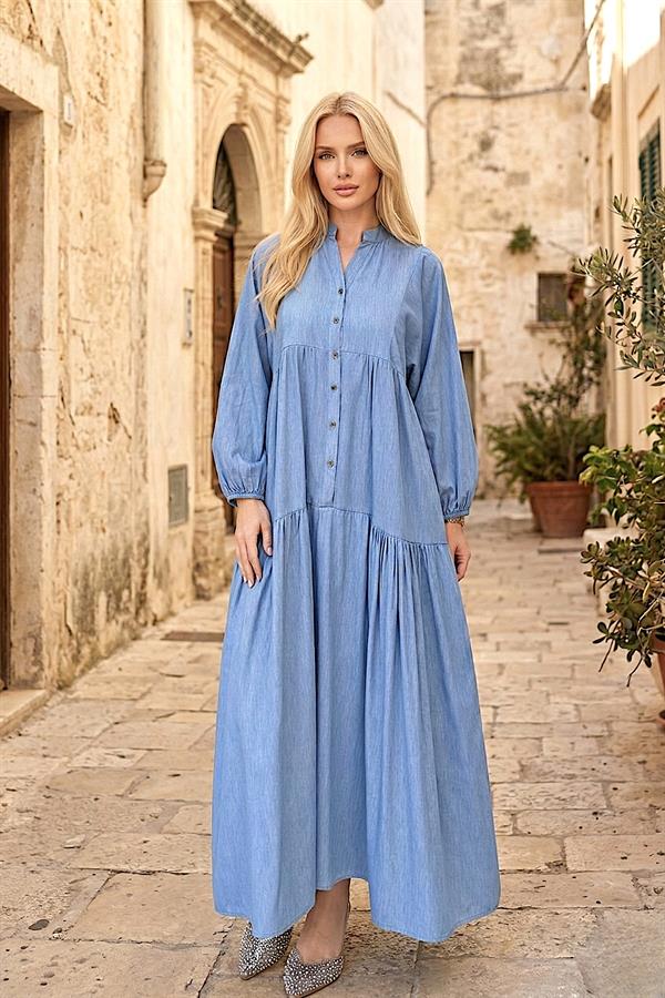 Önden düğmeli, balon kollu, uzun mavi tensel elbise.