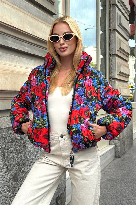 Mavi ve kırmızı çiçek desenli, dik yakalı, kısa şişme mont.