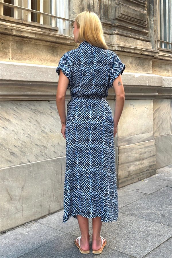 Mavi ve siyah geometrik desenli, gömlek yakalı, kemerli ve uzun viskon elbise.