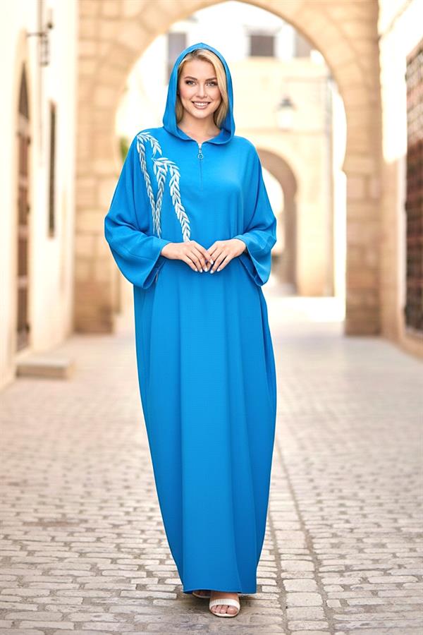 Mavi renkli, kapüşonlu, göğüs kısmında nakış detayları bulunan, fermuarlı ve cepli uzun elbise.