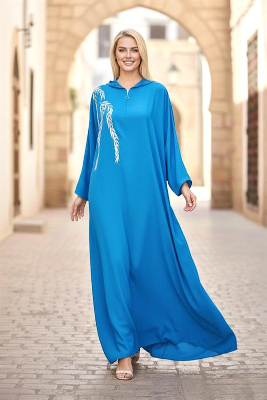 Mavi renkli, kapüşonlu, nakış detaylı ve fermuarlı uzun oversize elbise.