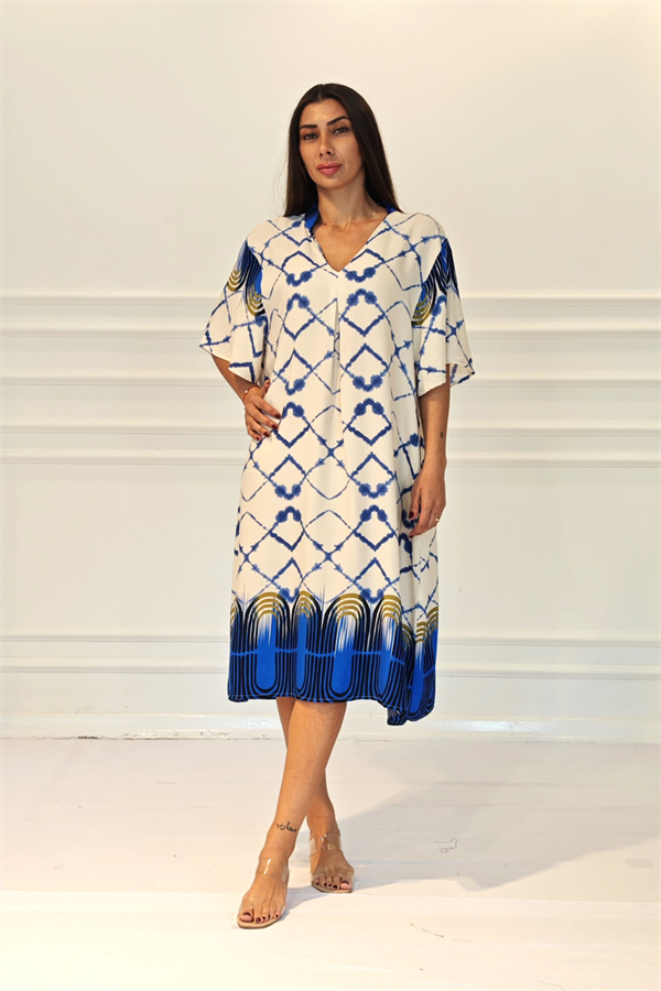 Mavi desenli, V yaka, kısa kollu ve midi boy viskon elbise.