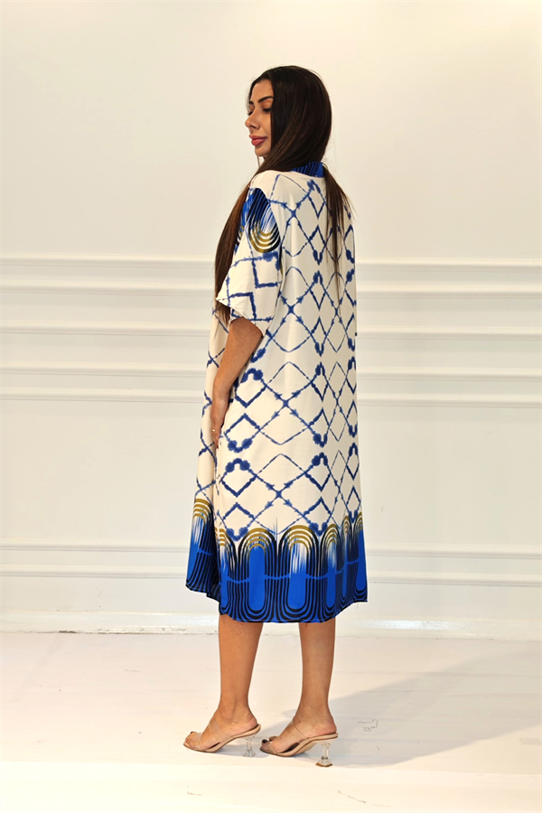 Mavi desenli, V yaka, cepli ve midi boy viskon elbise.