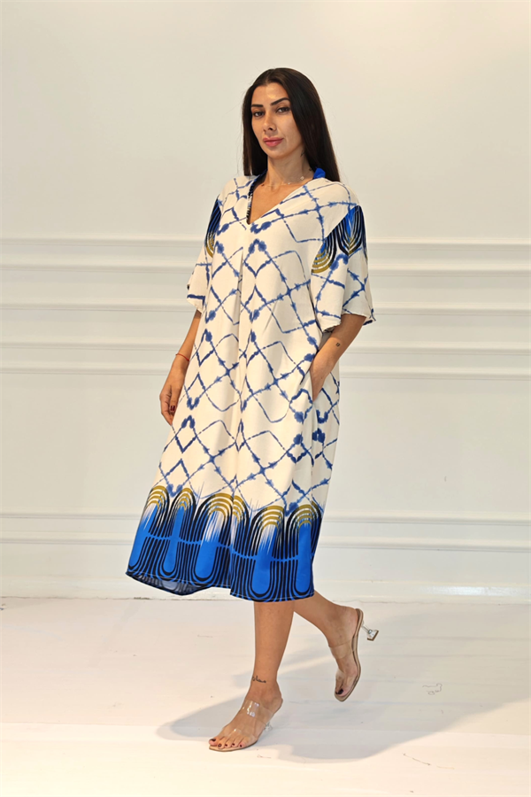 Mavi desenli, V yaka, cepli ve midi boy viskon elbise.