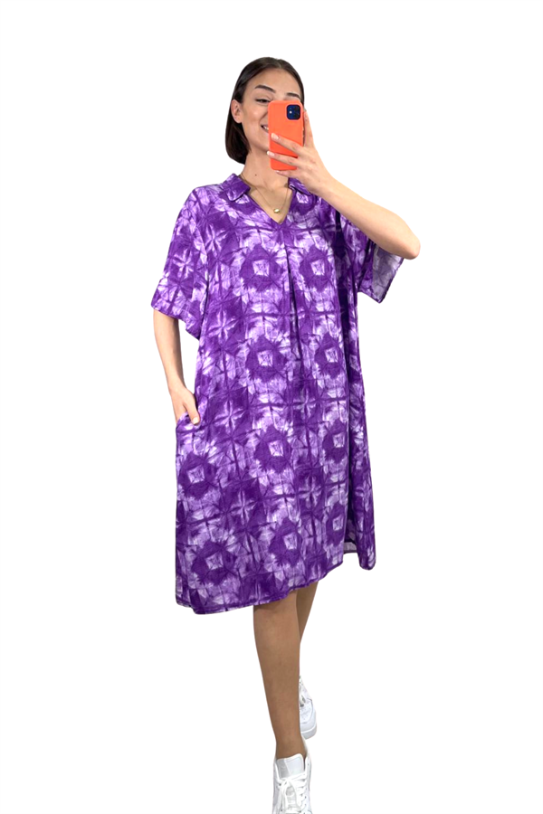 Mor renkli, desenli, gömlek yakalı ve cepli kısa viskon elbise.