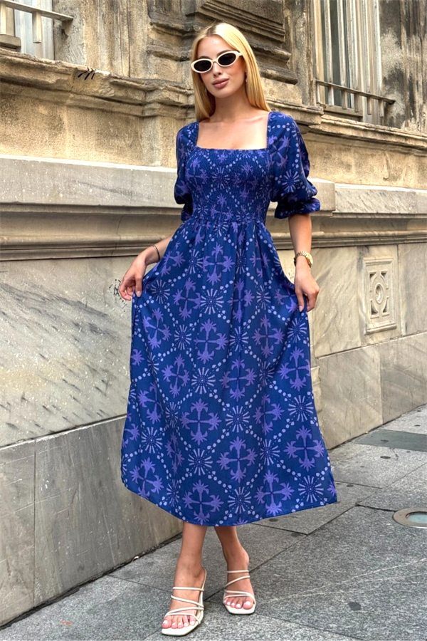 Mor desenli, kare yakalı, gipeli ve karpuz kollu uzun viskon elbise.