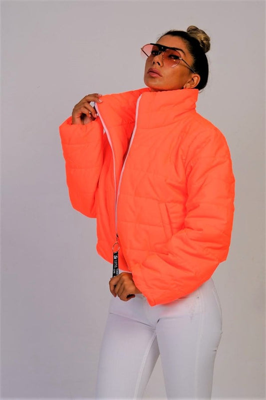 Nar çiçeği renginde, dik yakalı, su geçirmez kısa şişme mont.