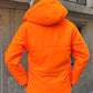 Sırtı dönük, neon turuncu renkli, kapüşonlu ve şişme bir mont giyen kişi.