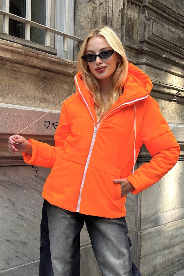 Neon turuncu renkli, beyaz fermuarlı ve kapüşonlu su geçirmez şişme mont.