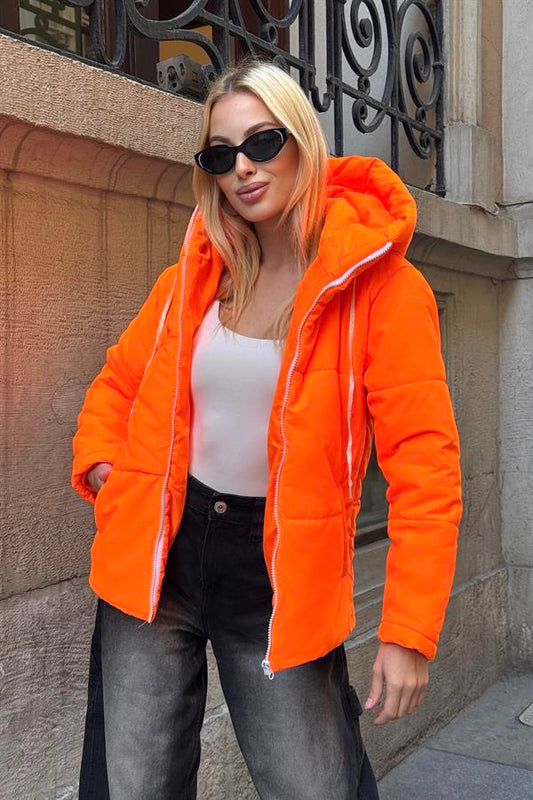 Neon turuncu renkli, kapüşonlu ve fermuarlı şişme mont.