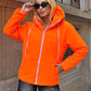 Neon turuncu renkli, kapüşonlu ve fermuarlı su geçirmez şişme mont.