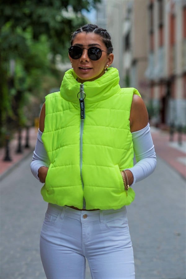 Neon yeşil renkli, dik yakalı, fermuarlı ve cepli kısa şişme yelek.
