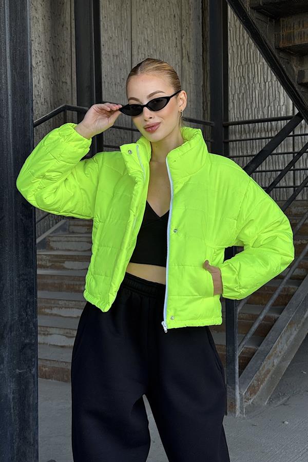 Neon Yeşil Dik Yaka Çıtçıtlı Fermuarlı Kısa Şişme Mont