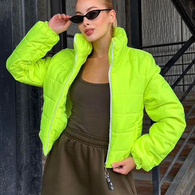 Neon-Grüne, kurz geschnittene Steppjacke mit Stehkragen und Strassstein-Print am Rücken