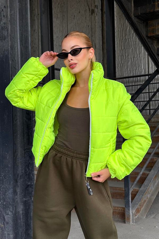 Neon yeşil renkli, dik yakalı ve kısa kesim şişme mont.