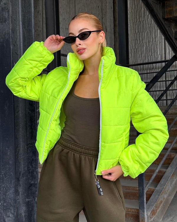 Neon Yeşil Sırtı Taş Baskılı Dik Yaka Kısa Şişme Mont